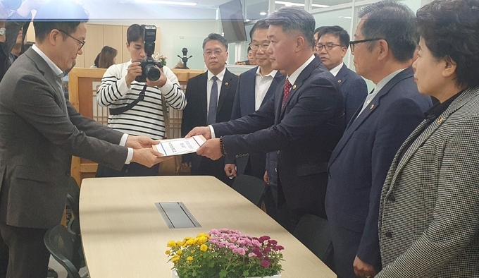 6일 오전 경기도의회에서 김정호(광명1·오른쪽) 경기도의회 국민의힘 대표의원이 양성호(왼쪽) 경기도의회 의사담당관에게 ‘경기도의회 의장 불신임의 건’을 전달하고 있다. (사진=나규항 기자)