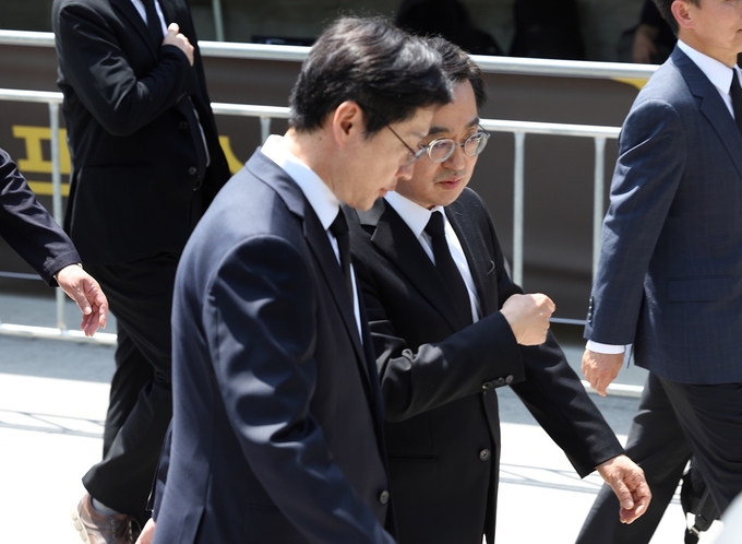  김동연 경기도지사와 김경수 전 경남지사가 지난 5월 23일 오후 경남 김해 봉하마을에서 열린 고(故) 노무현 전 대통령 15주기 추도식에서 이야기를 나누고 있다. (사진=경기도 제공)