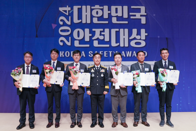 김종필 인천시설공단 이사장(왼쪽 첫번째)이 노인종합문화회관이 2024 대한민국 안전대상에서 행안부 장관상을 받아 대표로 수상자들과 기념촬영을 하고 있다. ( 사진 = 인천시설공단 제공 )