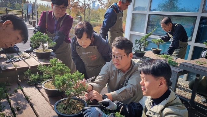 산림교육원은 지난 4일부터 6일까지 공무원, 일반인을 대상으로 국립세종수목원에서 ‘분재이해과정’을 운영했다. (사진=산림교육원 제공)