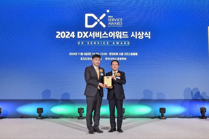 박형주 KB국민은행 스타뱅킹영업본부 상무(왼쪽)가 강명수 한국표준협회 회장과 ‘2024 DX서비스어워드’에서 기념 촬영을 하고 있다. (사진=KB국민은행 제공)