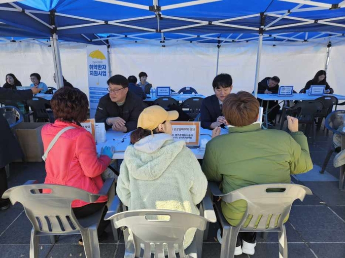 6일 성남 야탑역 광장에서 진행된 ‘찾아가는 주거복지 상담’ 행사에서 성남시민들이 상담을 받고 있다. (사진=경기도주거복지센터 제공)