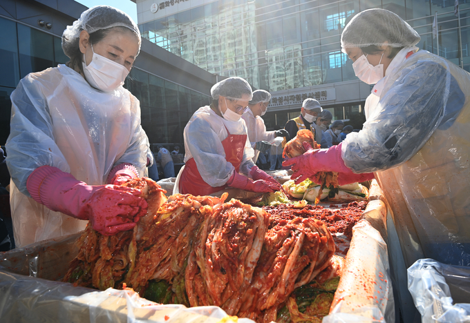 겨울이 시작된다는 입동을 하루 앞둔 6일 화성시 자원봉사센터에서 열린 대한적십자사 경기도지사 '따뜻한 겨울나기 사랑의 김장 김치 나눔'에서 봉사원들이 화성시 관내 취약계층 230가구에 전달할 김장을 하고 있다.