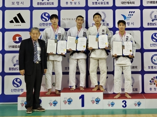 6일 보령종합체육관령에서 열린 2025 1차 국가대표 선발전 겸 2024 회장기전국유도대회 3일차 남자부 60㎏급 시상식에서 각각 금메달과 동메달을 딴 조연우(왼쪽)와 김동준(오른쪽·이상 경민고)이 기념사진을 찍고 있다.