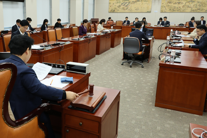 6일 오전 국회 교육위원회에서 '고등학교 등의 무상교육 경비 부담에 관한 특례'를 3년 연장한다는 취지의 지방교육재정교부금법 개정안을 논의하는 안건조정회의가 열리고 있다. (사진=연합뉴스)