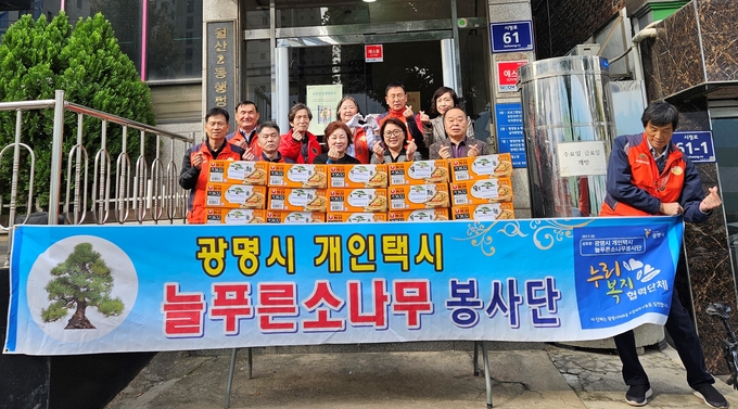 광명시 철산2동 행정복지센터는 지난 4일 광명개인택시 늘푸른소나무봉사단에서 라면 50박스를 후원받아 저소득 가정과 경로당에 전달했다. (사진=광명시 제공)