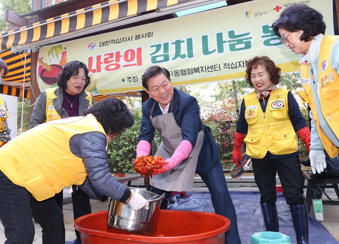 박승원 시장은 “현장에서 다양한 시민을 만나 이야기를 나누어 보면 시민들이 정말 바라는 게 무엇인지 정확하게 알 수 있다”며 “시민이 바라는 안전하고 편리한 일상을 만들기 위해 계속 현장에서 소통하고 시민 목소리를 시정에 적극 반영해 나갈 계획”이라고 말했다. (사진=광명시 제공).