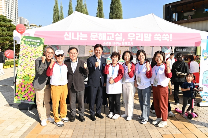 부천시장이 지난 10월 12일 부천중앙공원에서 열린 '부천시평생학습축제'에서 시민들을 만났다. (사진=부천시 제공)