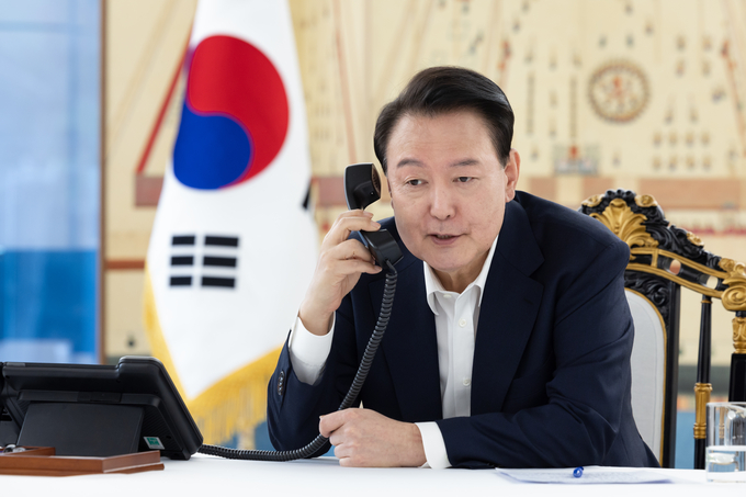 윤석열 대통령이 7일 서울 한남동 대통령 관저에서 도널드 트럼프 미국 대통령 당선인과 전화 통화를 하고 있다 (사진=연합뉴스)