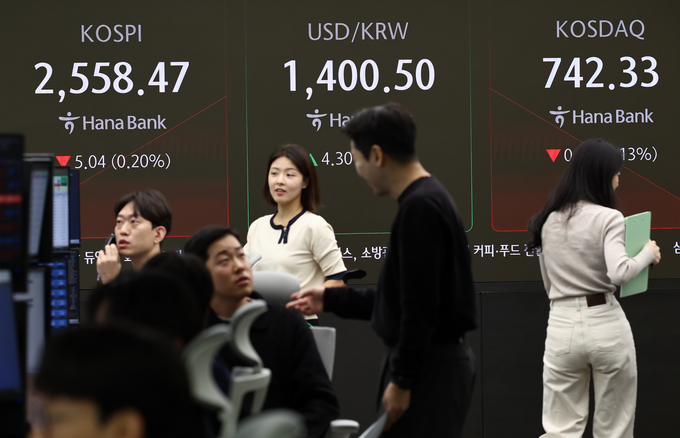 7일 오전 서울 중구 하나은행 본점 딜링룸. 이날 원·달러 환율은 1400.1원에 개장했다. (사진=연합뉴스 제공)