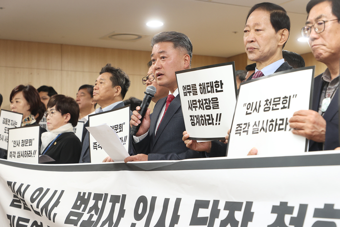 김정호(광명1) 경기도의회 국민의힘 대표의원이 11일 오전 경기도의회에서 기자회견을 열고 경기도의회 더불어민주당과 합의를 파기하겠다고 밝히고 있다. (사진=경기도의회 제공)