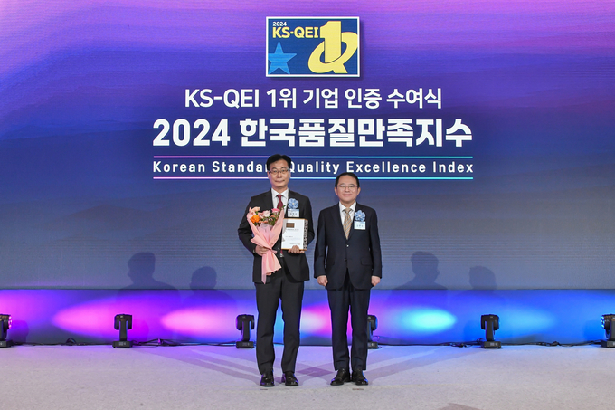  2024 한국품질만족지수 인증 수여식에서 김판수 에몬스 감사(좌측)가 강명수 한국표준협회장(우측)과 기념 촬영을 하고 있다. ( 사진 = 에몬스 제공 )