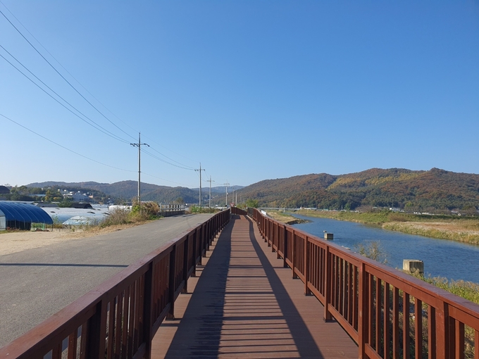 용인특례시는 처인구 포곡읍 유운리 유운교부터 모현읍 왕산리 왕산교 사이에 폭 3m, 길이 4.7㎞km의 경안천 산책로 조성 공사를 마쳤다. (사진=용인시 제공)