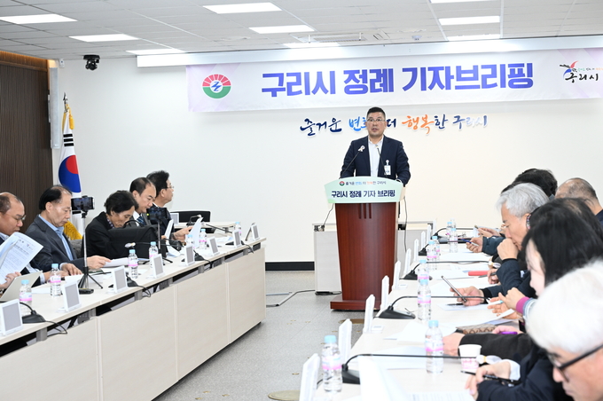 원덕재 구리시 복지문화국장이 7일 정례 기자브리핑을 통해 (가칭)구리과학고 유치를 위한 세부계획을 밝히고 있다. (사진=구리시 제공)