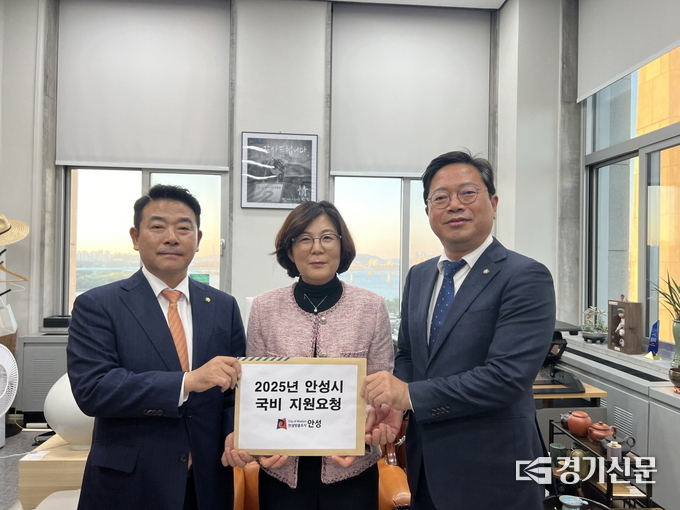 김보라 안성시장이 국회에서 박정 예결위원장에게 안성시 국비 확보의 필요성을 설명하고 있다. (사진=안성시 제공)