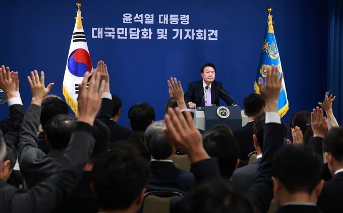 윤석열 대통령이 7일 오전 서울 용산 대통령실 청사 브리핑실에서 열린 '대국민담화 및 기자회견'에서 취재진의 질문을 받고 있다. (사진=연합뉴스)