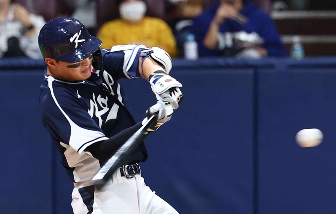 지난 2일 서울 구로구 고척스카이돔에서 열린 2024 WBSC 프리미어 12 평가전 한국과 쿠바의 경기. 2회초 한국 선두타자 윤동희가 솔로 홈런을 치고 있다. (사진=연합뉴스)