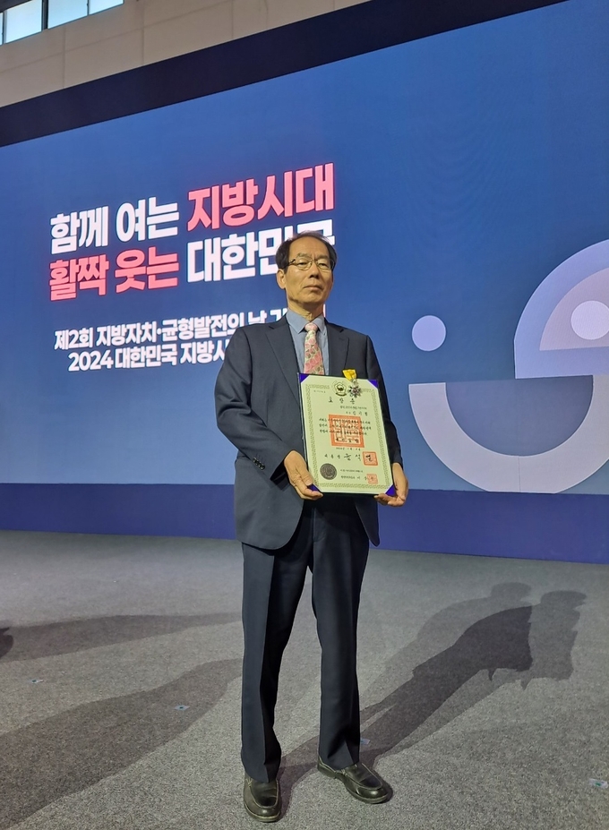 지방자치 발전 유공으로 국민포장을 수상한 김기철 남양주시 진접읍 주민자치회장. (사진=남양주시 제공)