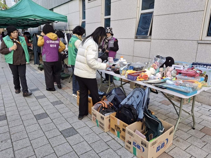 안양시 비산2동행정복지센터와 지역사회보장협의체가 마련한 기부 행사에 참여한 주민들이 재활용 물품을 고르고 있다. (사진=안양시 제공) 