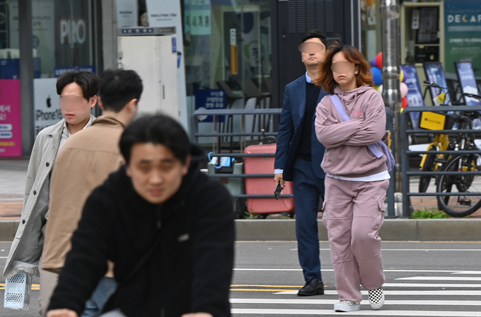 성남시 판교 인근에서 시민들이 외투를 입고 걸어가고 있다. (사진=옥지훈 기자)