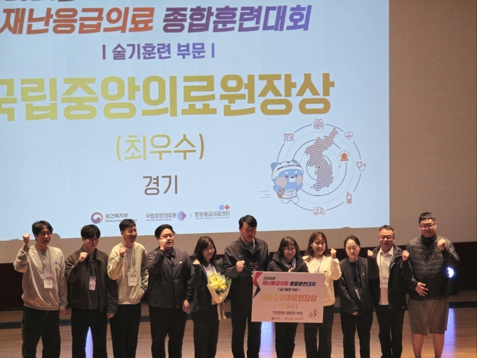 수원시 영통구보건소, 수원소방서, 아주대학교 병원 관계자들이 수상 후 기념 촬영을 하고 있다. (사진=수원시 제공)