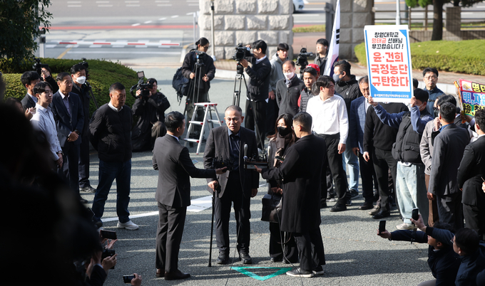  윤석열 대통령 부인 김건희 여사의 '공천 개입 의혹' 핵심 인물인 명태균 씨가 검찰에 출석했다. (사진=연합뉴스 제공)