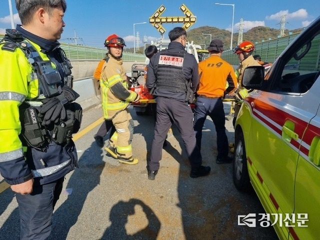 대덕터널 방향 도로 교통사고 현장. (사진=안성소방서 제공)