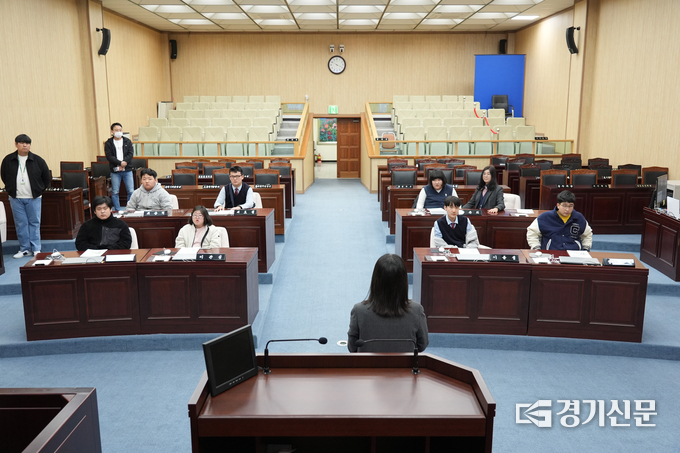 한길학교 학생들이 의회에서 시의원 체험을 하고 있다. (사진=안성시의회 제공)