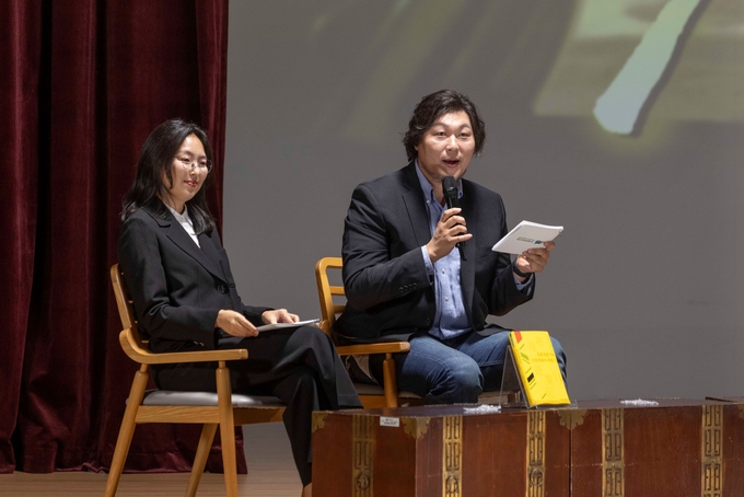  하와이 이민사에 관해 설명 중인 (좌)안예리 교수, (우)조일동 교수. (사진=한국학중앙연구원 제공)