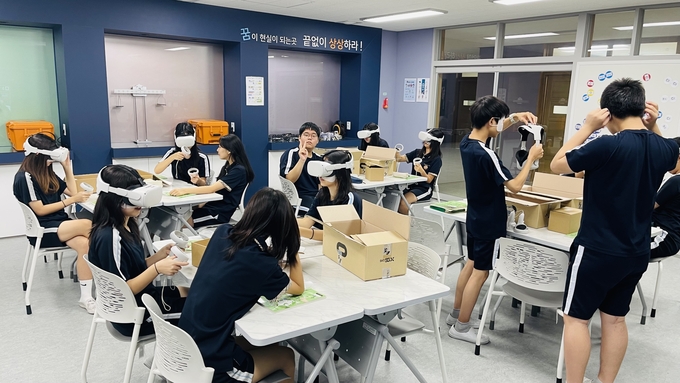 범박중학교 학생들이 수업 중 VR을 체험하고 있다. (사진=범박중학교 제공)