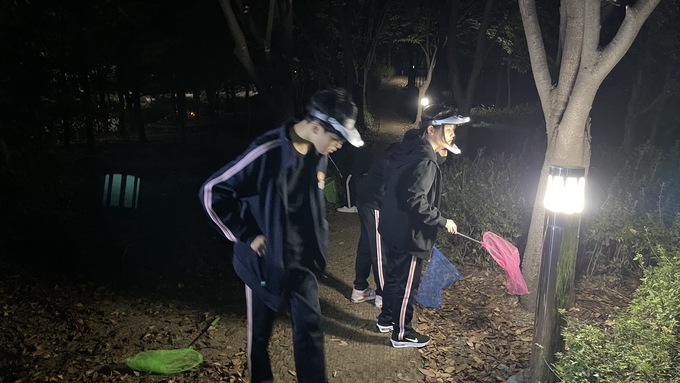 범박중학교 학생들이 야간 곤충 탐방에 참여하고 있다. (사진=범박중학교 제공)