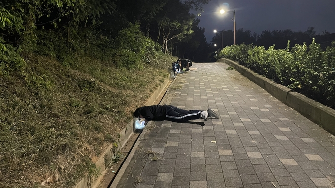 범박중학교 학생들이 야간 곤충 탐방에 참여하고 있다. (사진=범박중학교 제공)