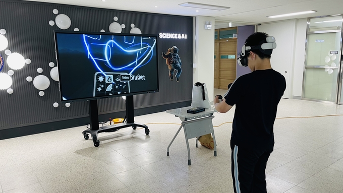 범박중학교에서 경기 미래형 과학실 나눔 마당 VR 체험이 진행되고 있다. (사진=범박중학교 제공)