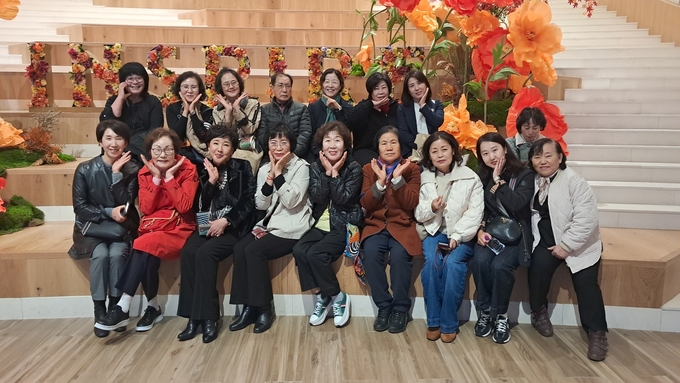 김포시 고촌읍 자치위원 소통과 화합위한 워크숍에서 기념사진을 찍고 있다. (사진=고촌읍자치위원회 제공) 