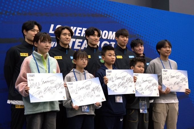 CJ 주최 ‘Locker Room with TEAMCJ’ 행사 참가자들(뒷줄 왼쪽 부터 이호준, 김우민, 황선우, 양재훈, 이유연) 이 단체 사진을 찍고 있다. (사진=CJ그룹 제공)
