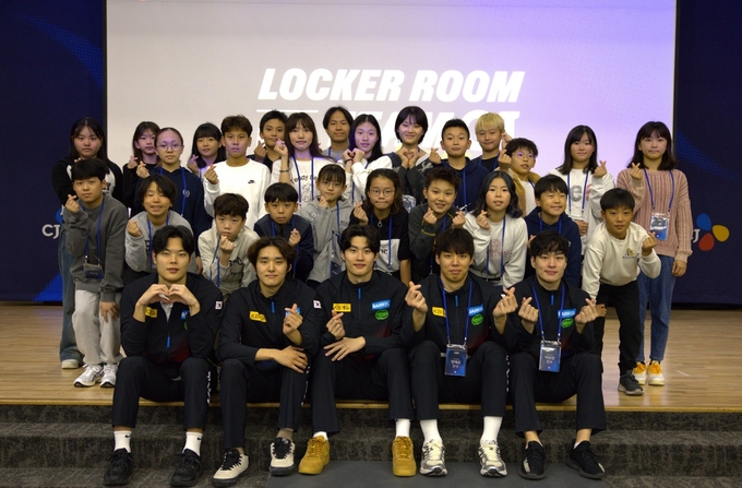 CJ 주최 ‘Locker Room with TEAMCJ’ 행사 참가자들이 단체 사진을 찍고 있다. (사진=CJ그룹 제공)