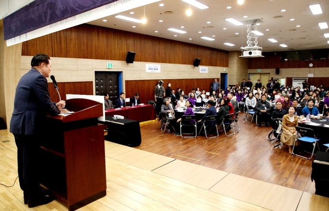 최대호 안양시장이 동안구청 대회의실에서 열린 '민관협치 토론회'에 참석해 인사말을 하고 있다. (사진=안양시 제공)