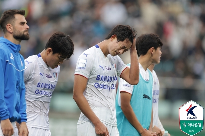 지난달 27일 김포솔터축구장에서 열린 하나은행 K리그2 2024 36라운드 김포와의 방문경기에서 0-0으로 무승부했다. 사진은 아쉬워하는 수원 김현 선수. (사진=한국프로축구연맹 제공)