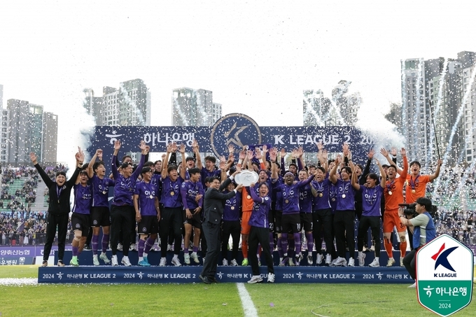 9일 안양종합운동장에서 열린 하나은행 K리그2 2024 39라운드 FC안양과 경남FC와의 경기 직후 시즌 우승을 확정지은 안양 선수단이 우승 기념 사진을 찍고 있다. (사진=한국프로축구연맹 제공)