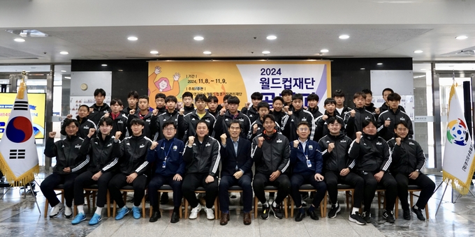 8~9일 수원월드컵경기장에서 진행된 제14회 골키퍼클리닉에서 관계자와 교육자, 31명의 유망주들이 기념사진을 찍고 있다. (사진=경기도수원월드컵관리재단 제공)