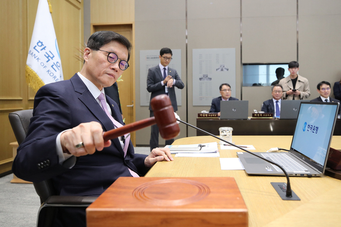이창용 한국은행 총재가 지난달 11일 열린 금융통화위원회에서 의사봉을 두드리고 있다. (사진=연합뉴스 제공)