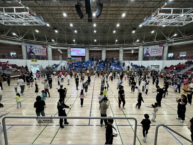 10일 광주 시민체육관에서 진행된 '2024 경기도교육청 가족과 함께하는 줄넘기축제'가 도내 학생, 학부모 600여명(150팀)이 참가한 가운데 성황리에 종료됐다. (사진=경기도줄넘기협회 제공)