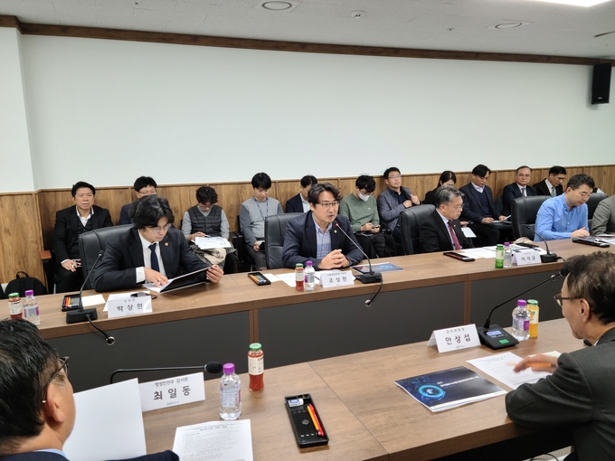 지난 8일 열린 ‘경기도 감사정보시스템 정보화전략계획 수립’을 위한 착수보고회. 조성환(민주·파주2·가운데) 경기도의회 기획재정위원장이 발언을 하고 있다. (사진=경기도 제공)