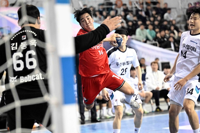 10일 서울 송파구 SK핸드볼 경기장에서 진행된 신한SOL페이 2024-2025 핸드볼 H리그 두산과의 개막전에서 하남시청 서현호가 점프슛을 시도하고 있다. (사진=한국핸드볼연맹 제공)
