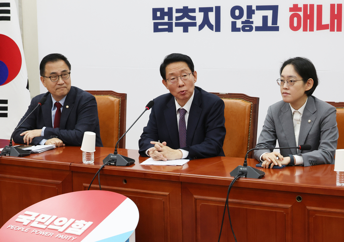 김상훈 국민의힘 정책위의장(가운데)이 10일 국회에서 열린 기자간담회에서 발언을 하고 있다. (사진=연합뉴스)