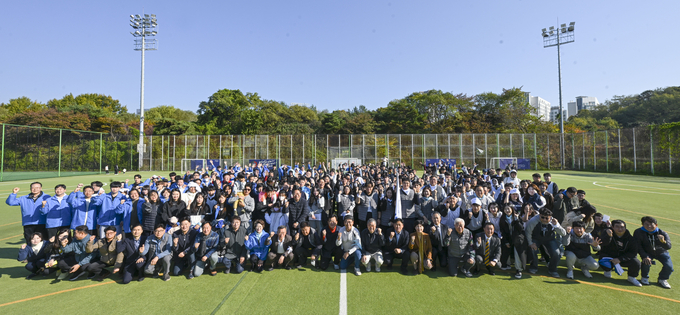 지난 9일 수원월드컵경기장 풋살경기장에서 진행된 창립 60주년 기념 체육대회에서 협회 회원들이 단체 기념사진을 찍고 있다. (사진=인천경기기자협회 제공)