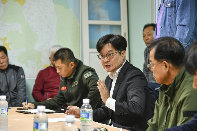 김병수 김포시장이 접경지역인 하성 시암리 마을을 방문 대남방송에 피해를 보고 있는 주민들과 대회를 나누고 있다. (사진=김포시 제공)