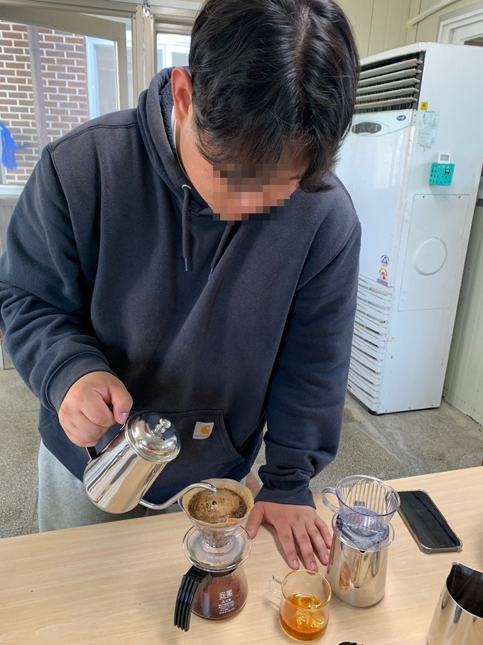 여주민들레학교에서 한 학생이 바리스타 체험을 하고 있다. (사진=여주민들레학교 제공) 