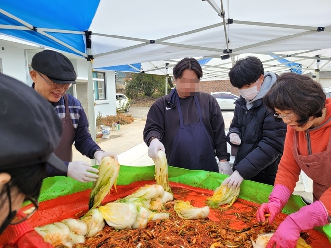 여주민들레학교 학생들과 교사들이 김장을 하고 있다. (사진=여주민들레학교 제공)