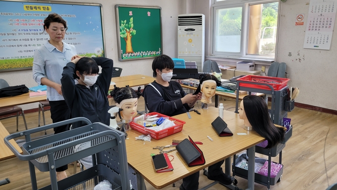 여주민들레학교 학생들이 미용 수업에 참여하고 있다. (사진=여주민들레학교 제공)